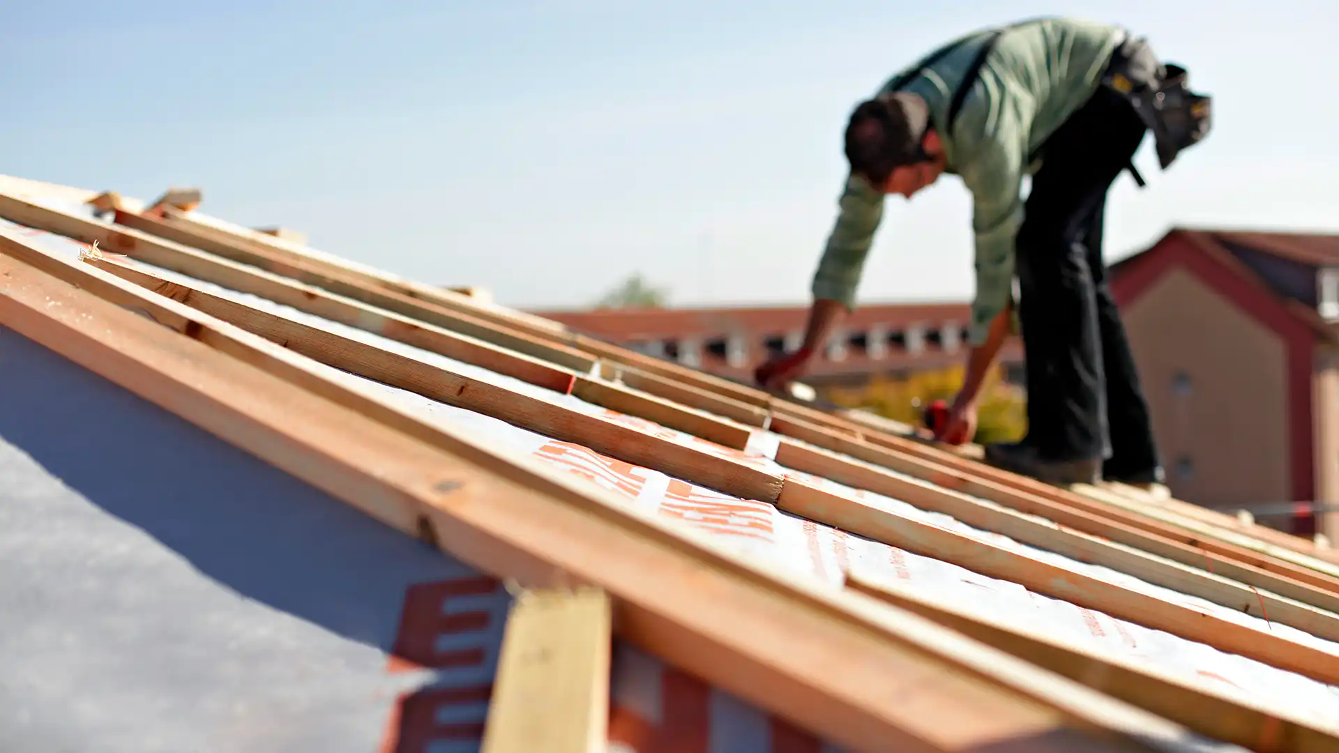 Dachdecker bei der Arbeit mit selektive unschärfe
