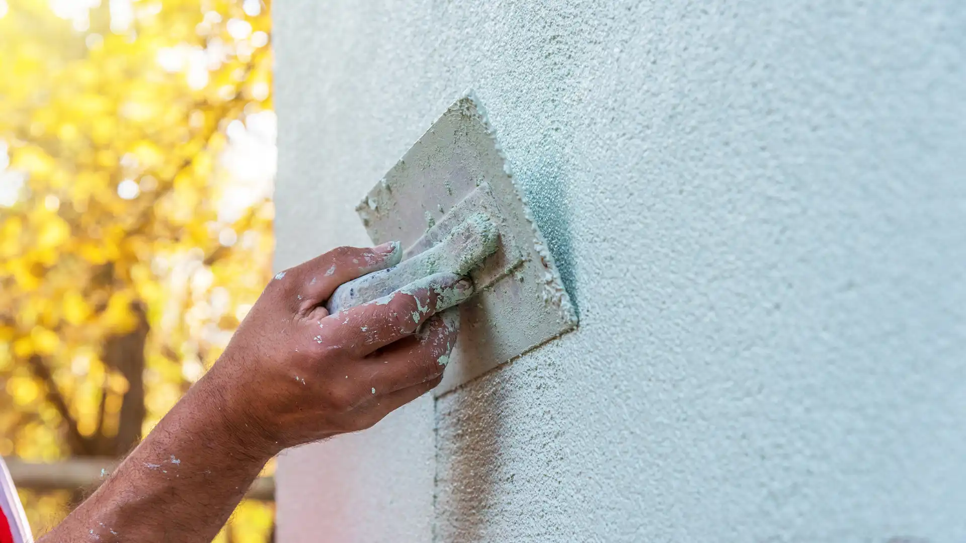 Anwendung von Fassadenputz.